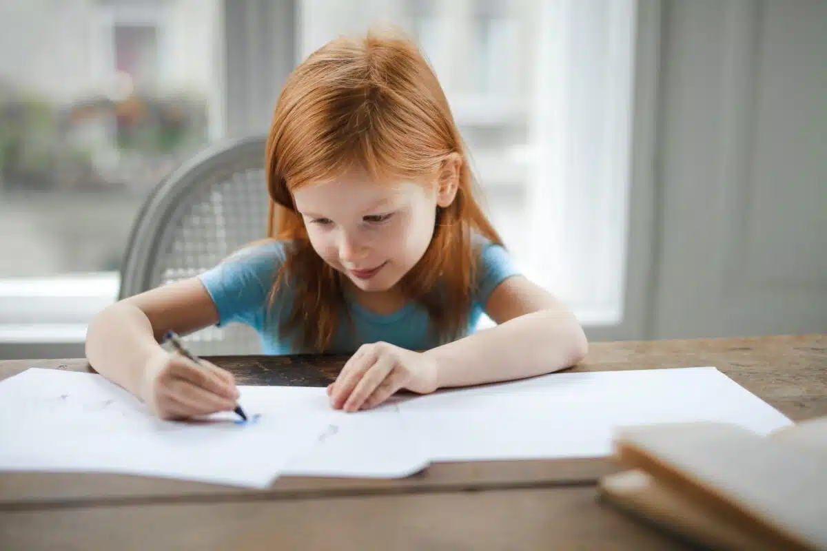 une petite fille faisant du coloriage