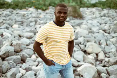 homme avec t shirt rayé jaune et blanc