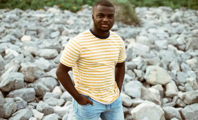 homme avec t shirt rayé jaune et blanc