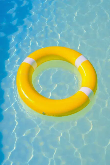 une bouée jaune dans une piscine