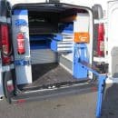 Une camionnette avec les portes ouvertes