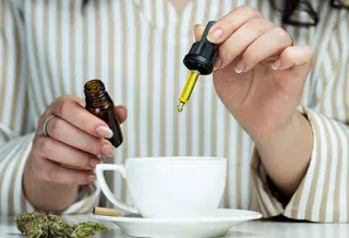 Huile de CBD dans une infusion