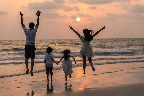 une famille sur une plage