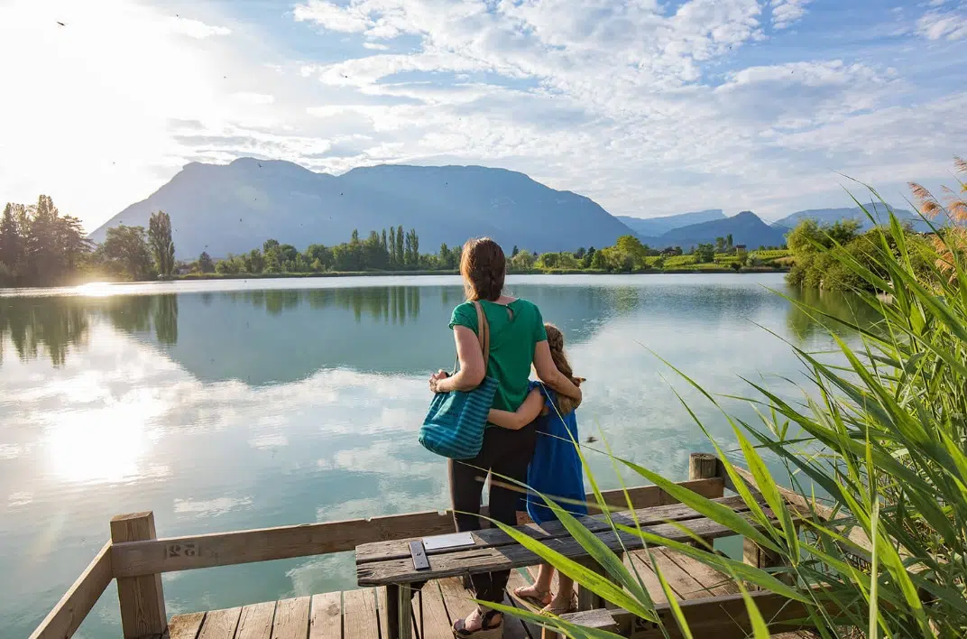 Mère et fille devant un lac