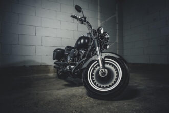 Assurance tous risques vs assurance au tiers : lequel choisir pour sa moto ?