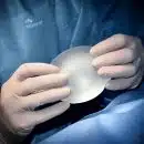 Un chirurgien lors d'une augmentation mammaire