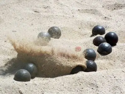 boules de pétanque dans le sable