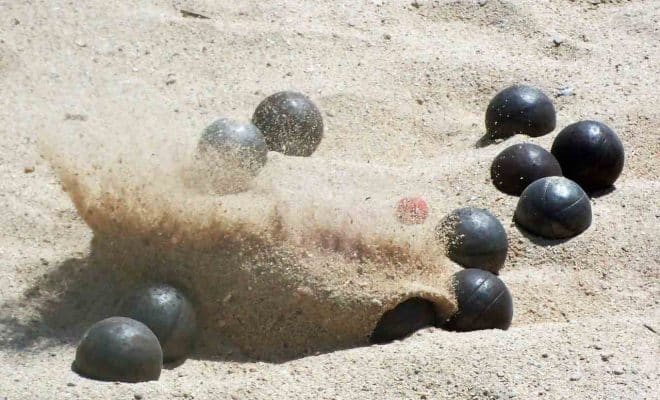 boules de pétanque dans le sable