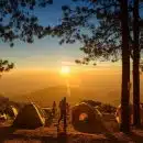 Image d'un camping un peu sauvage la nuit tombée