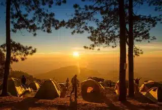 Image d'un camping un peu sauvage la nuit tombée