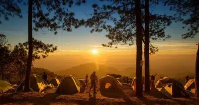 Image d'un camping un peu sauvage la nuit tombée