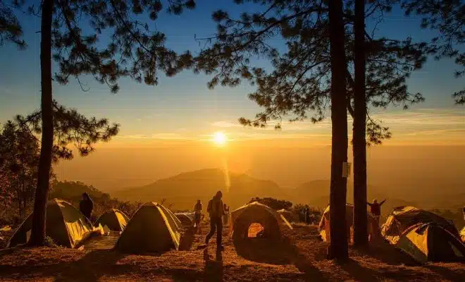 Image d'un camping un peu sauvage la nuit tombée