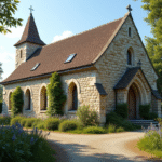 Eglise en pierre dans un village français en plein jour