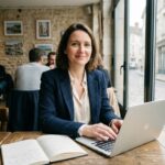Femme d'affaires souriante au café à Niort