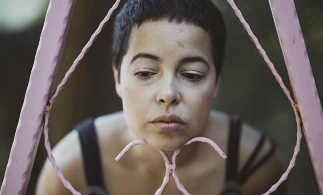 Femme qui s'apprête à acheter une cup