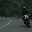 un motard sur la route