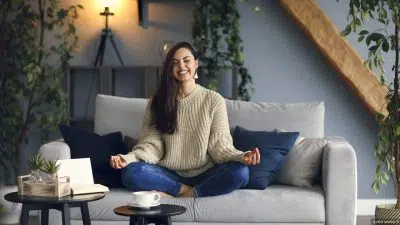 Une femme sur un canapé en position zen