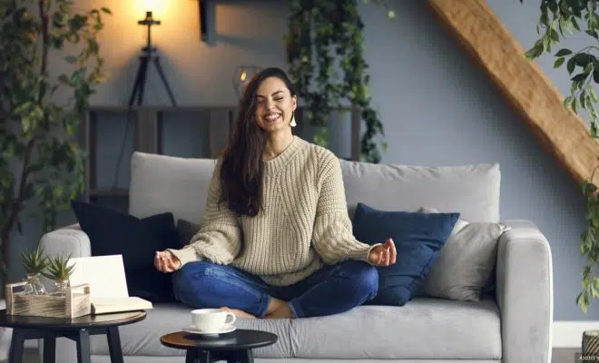 Une femme sur un canapé en position zen