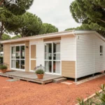 Mobil-home français moderne installé dans un camping provençal entouré de pins méditerranéens et d'allées en gravier