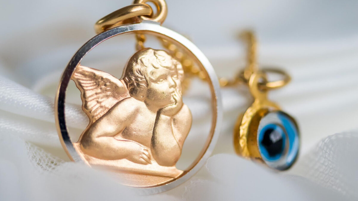 Offrir une médaille d’ange : un geste chargé de sens pour un baptême