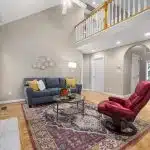 salon aux tons gris, rouges et jaunes