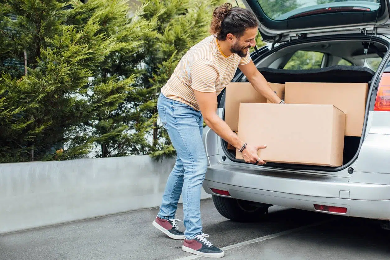 colis dans une voiture de particulier