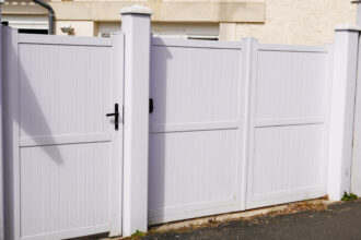 Portillon blanc : la touche lumineuse et indémodable pour votre extérieur