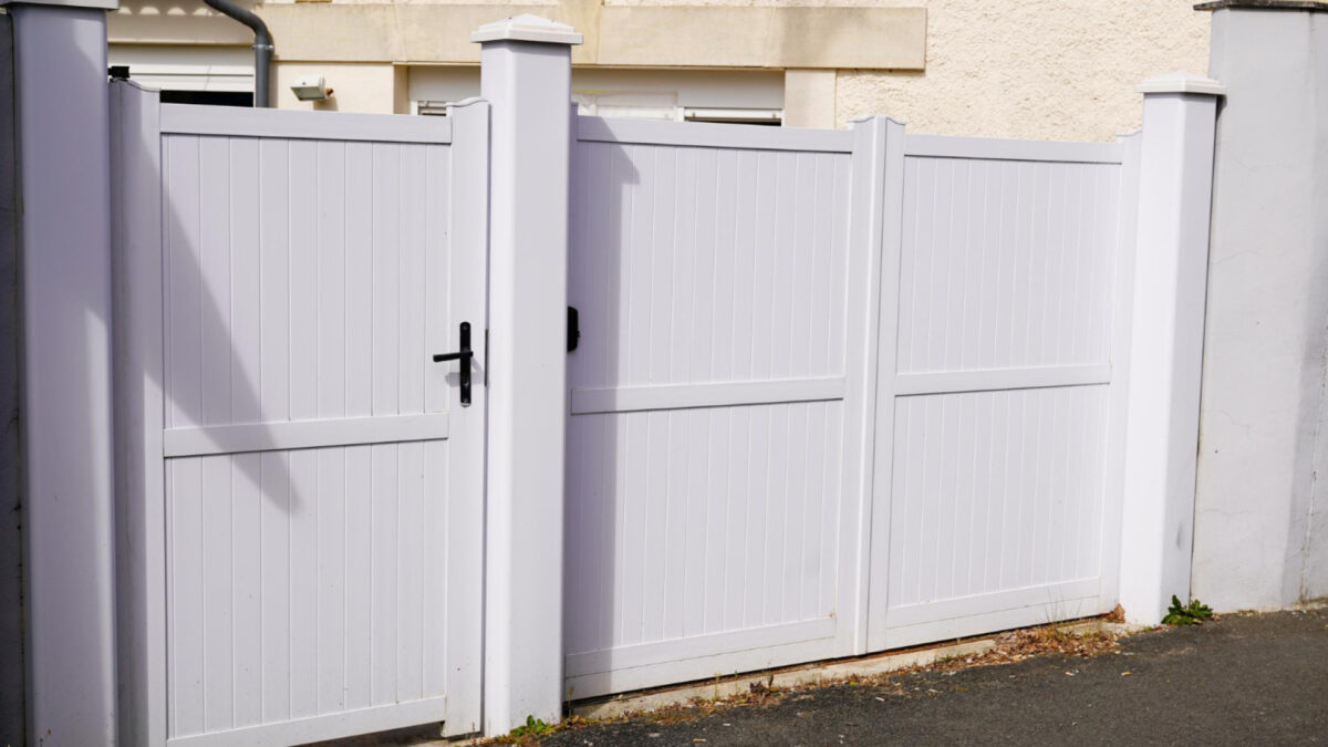 Portillon blanc : la touche lumineuse et indémodable pour votre extérieur