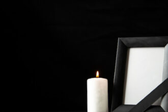 Pourquoi envoyer une carte de remerciement après un décès apporte du réconfort ?