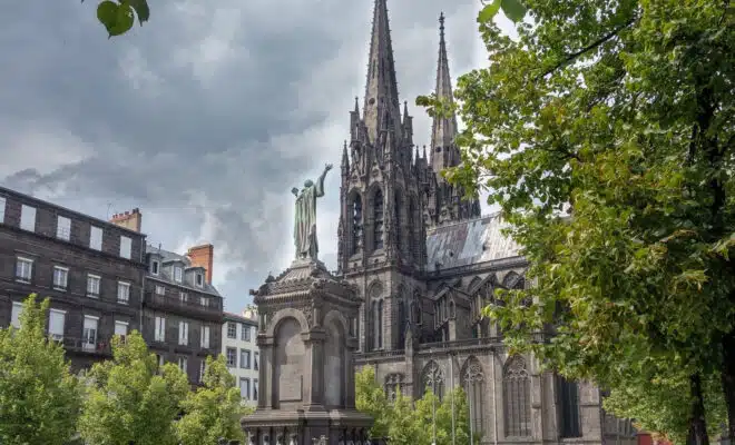 Privilégier la location d'un logement en résidence étudiante à Clermont-Ferrand proches des transports en commun