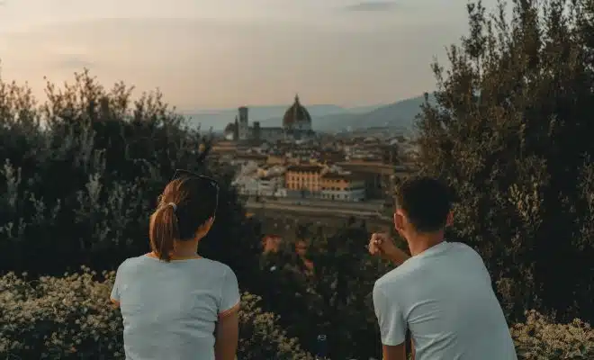 Un jeune couple contemplant le paysage