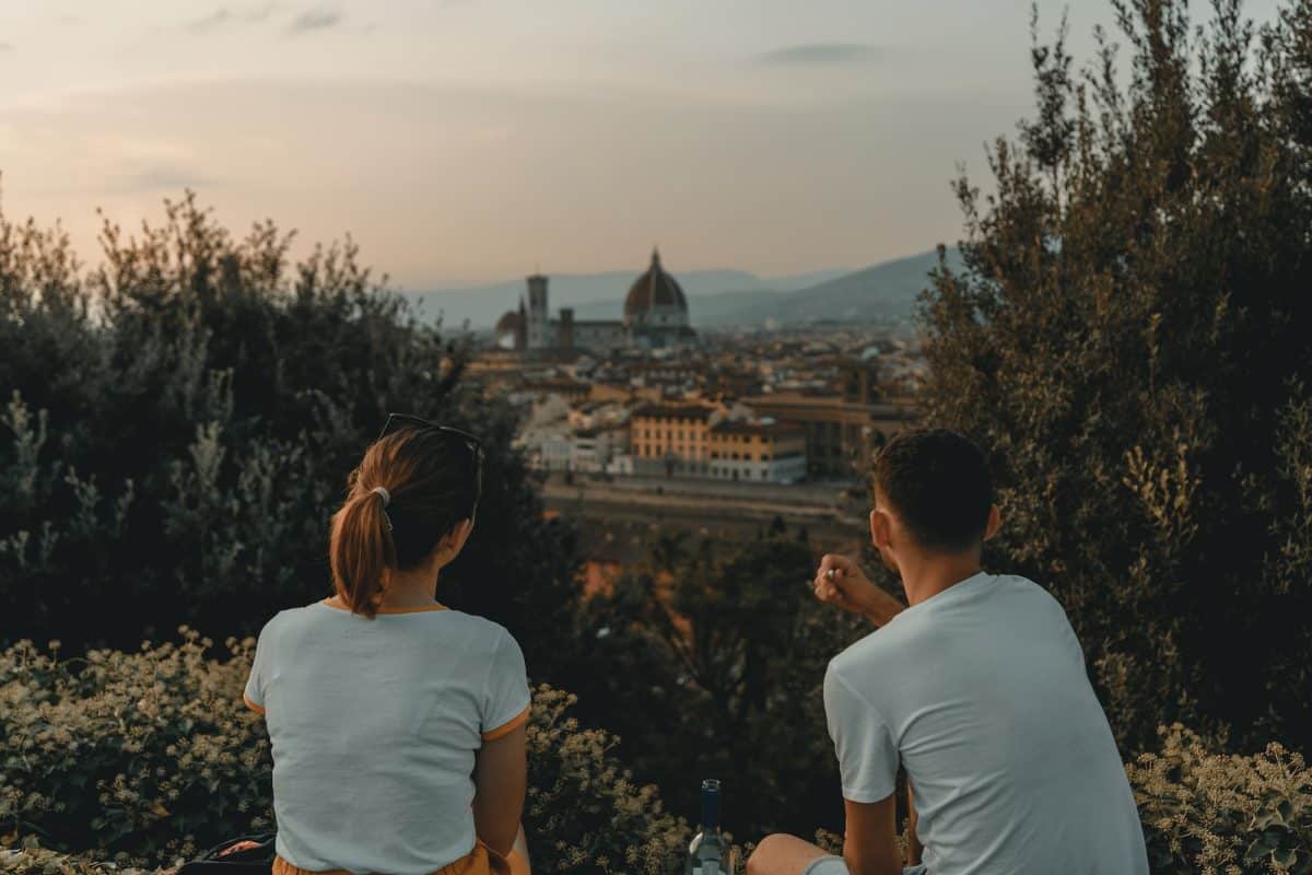Un jeune couple contemplant le paysage