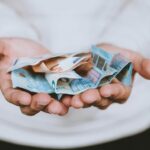 billets euros dans les mains